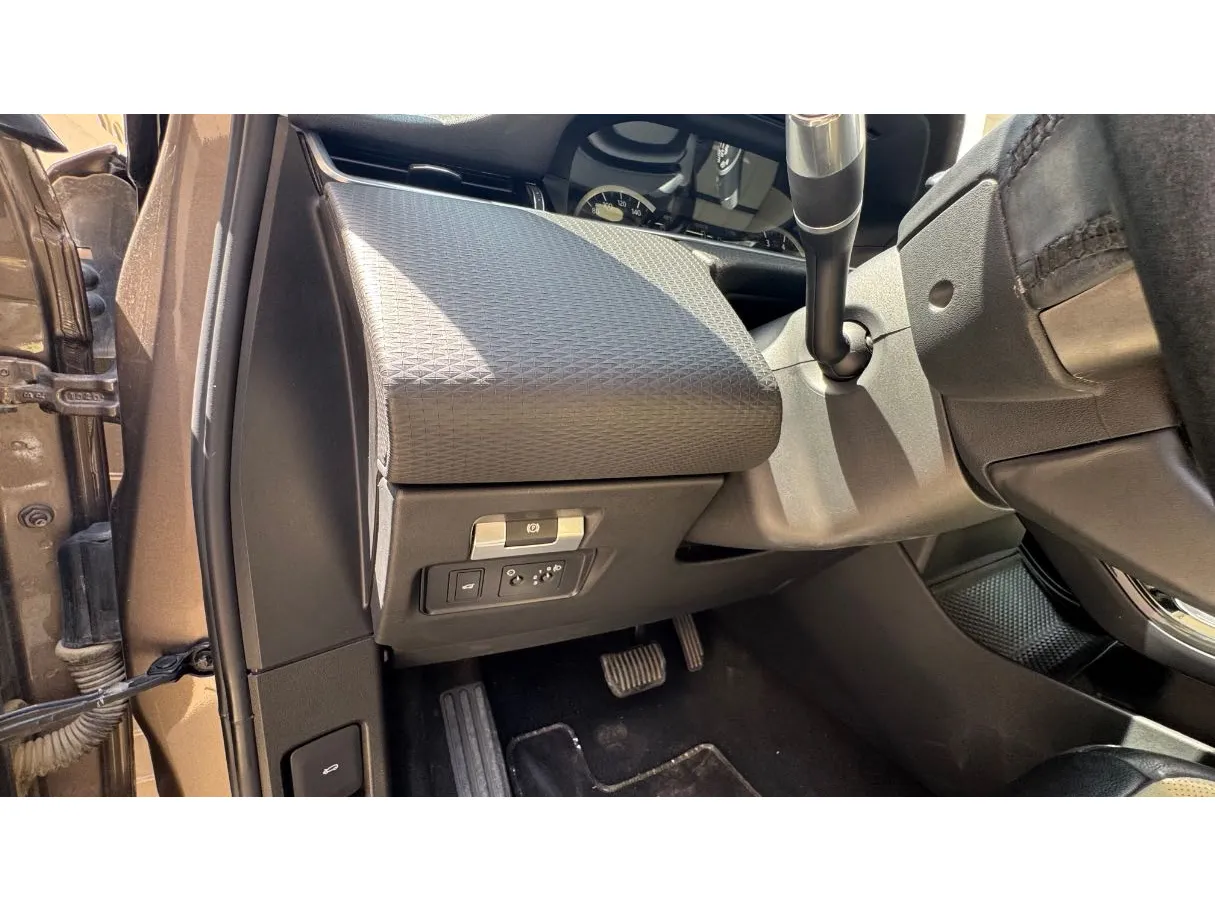 Car image 26
