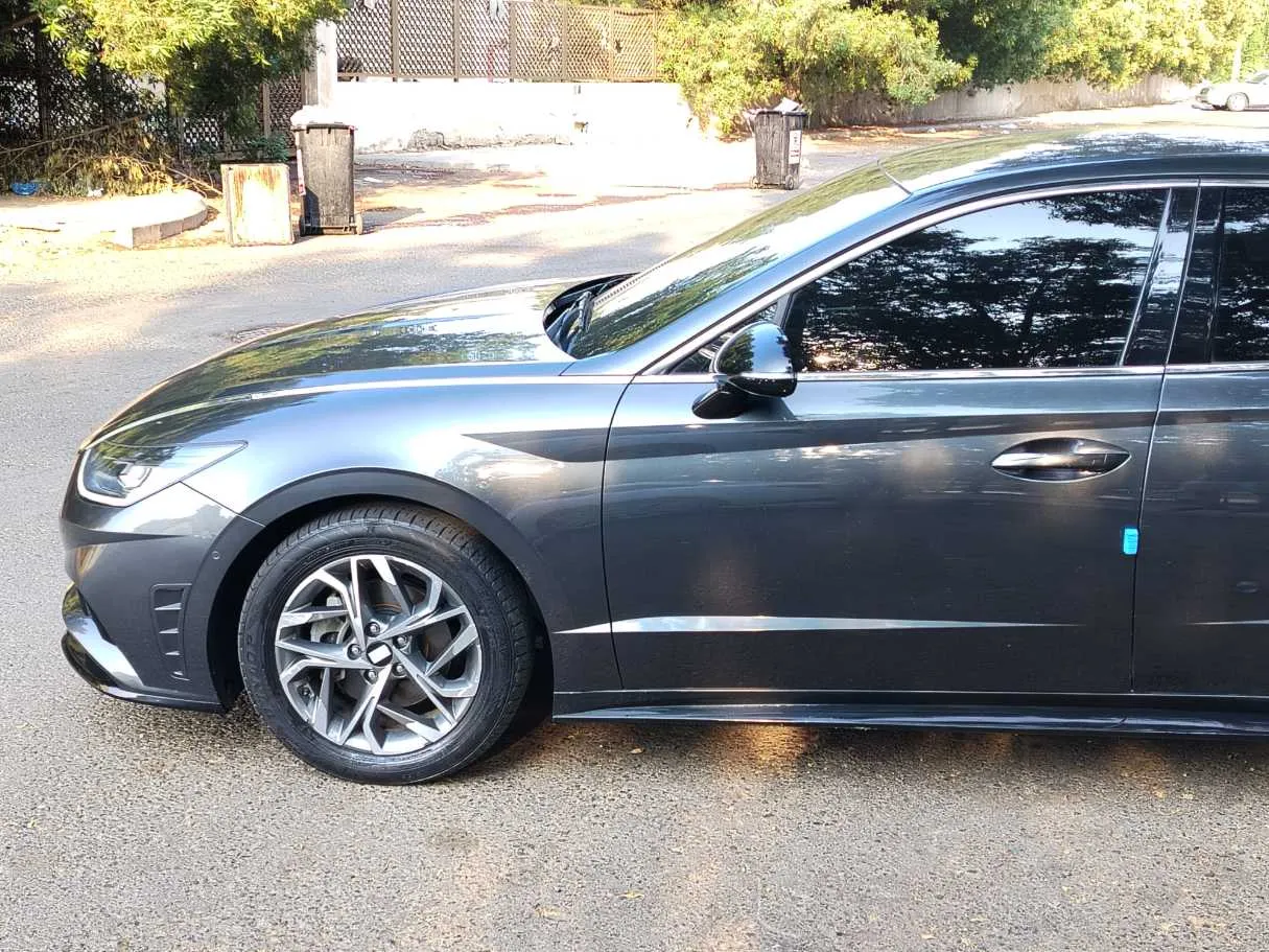 Car image 9