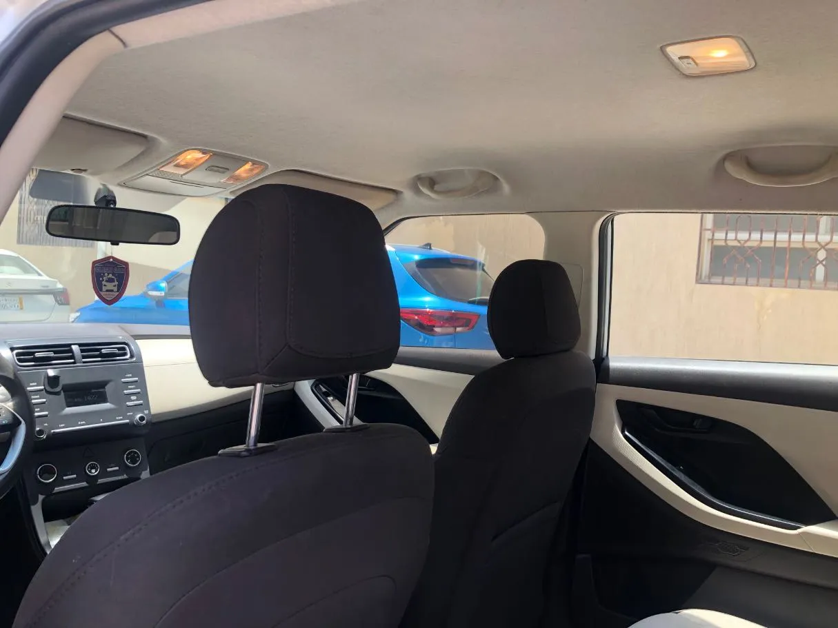 Car image 13