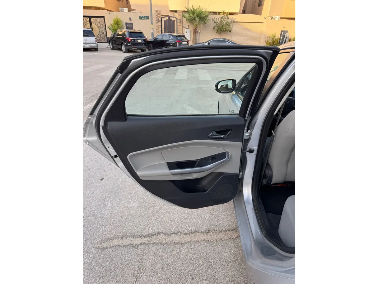 Car image 12