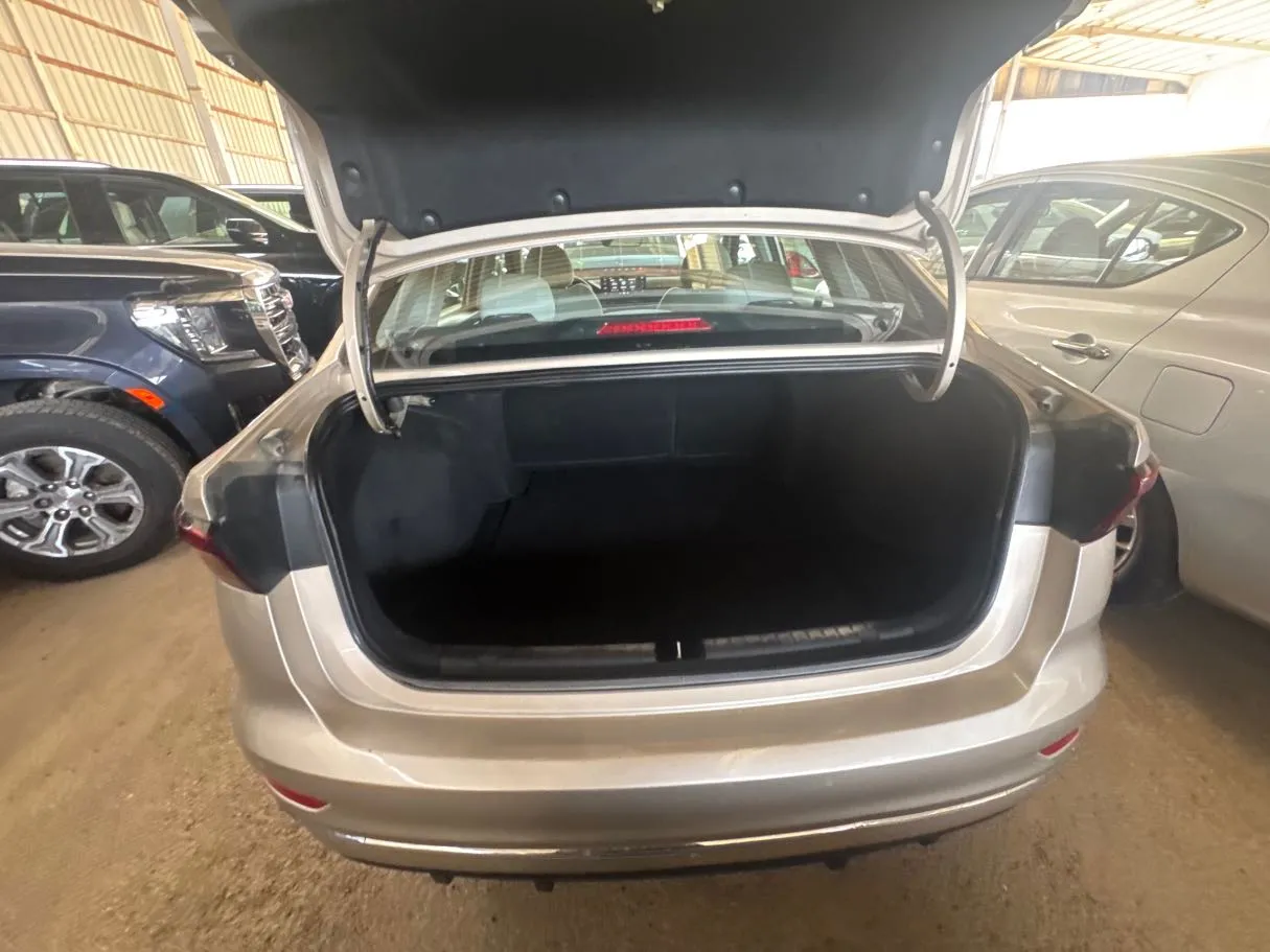 Car image 16