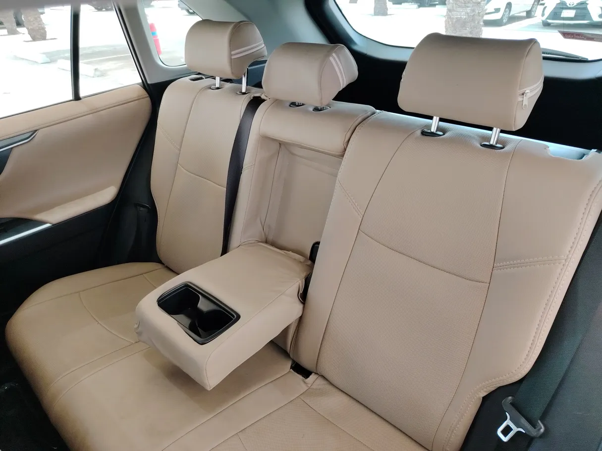 Car image 16