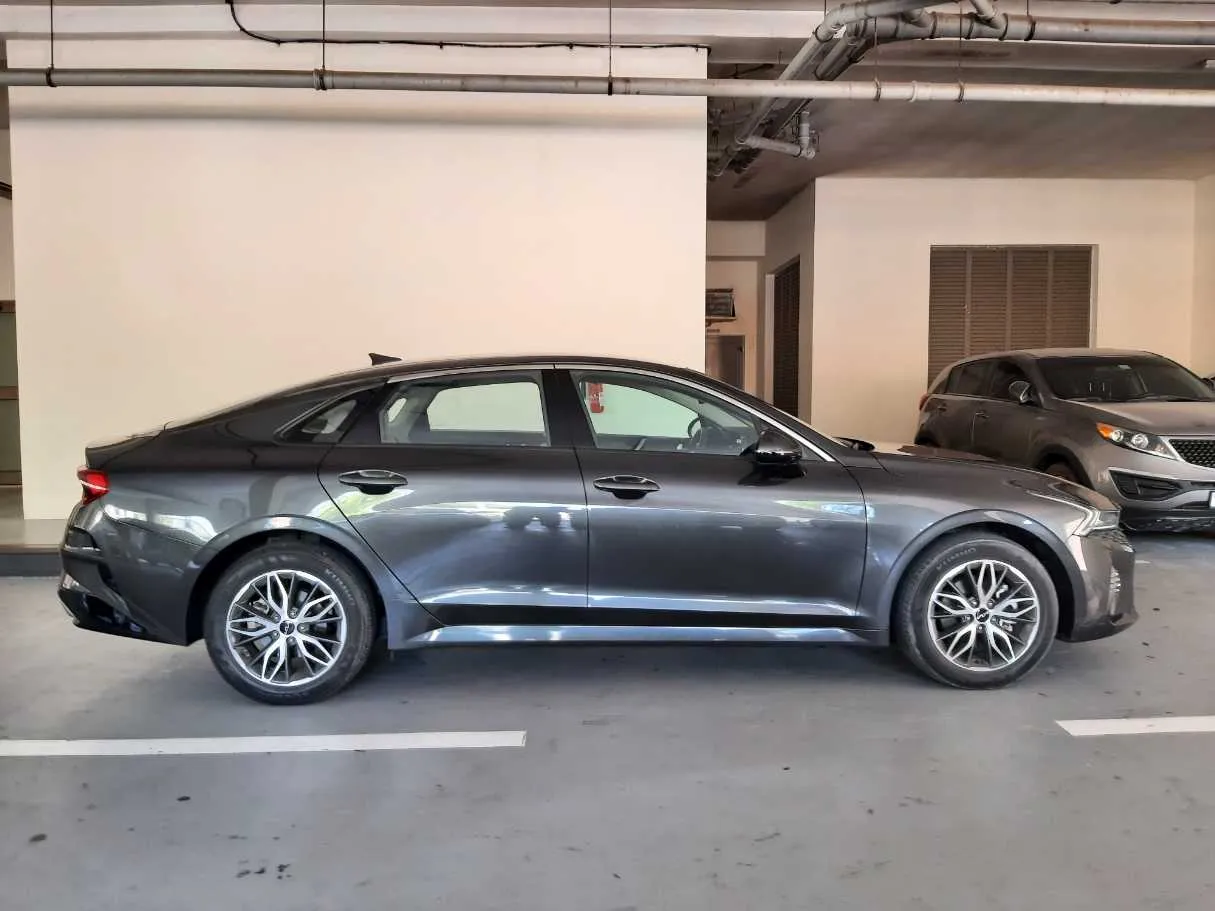 Car image 8
