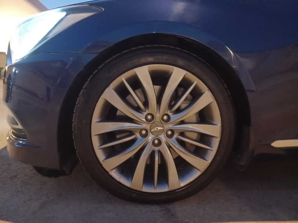 Car image 9