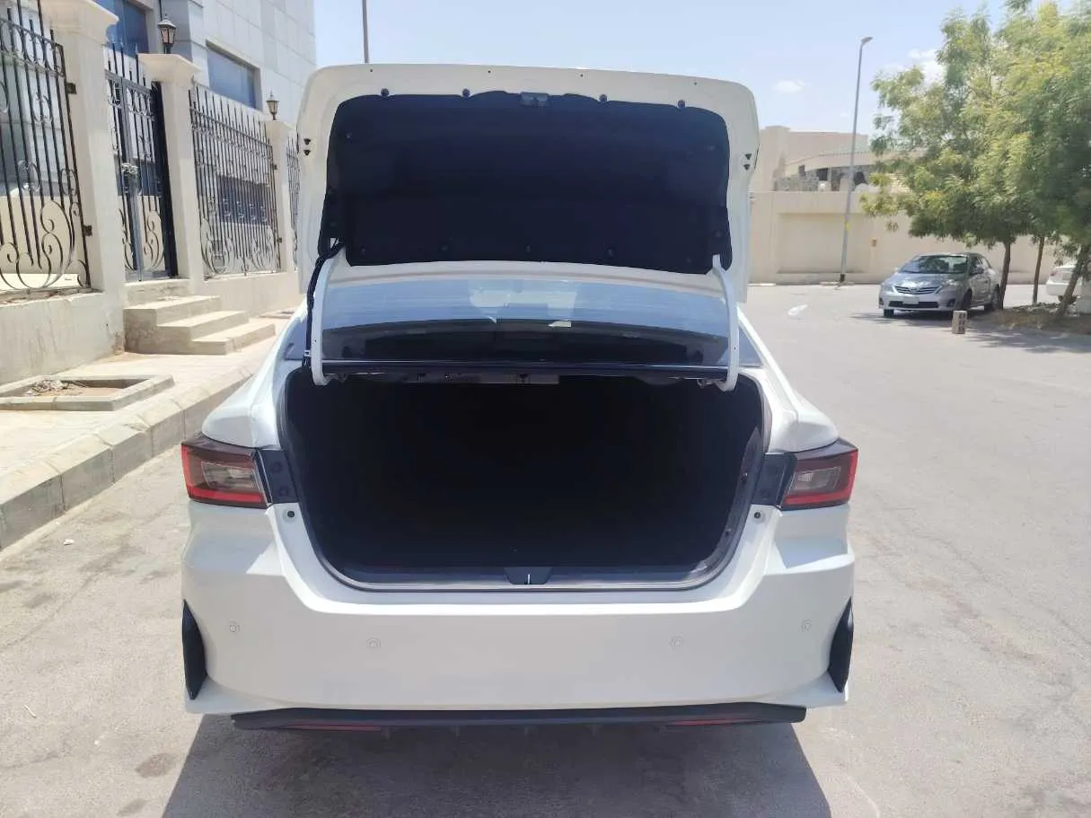 Car image 24