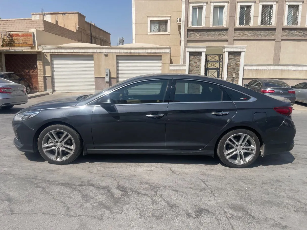 Car image 8