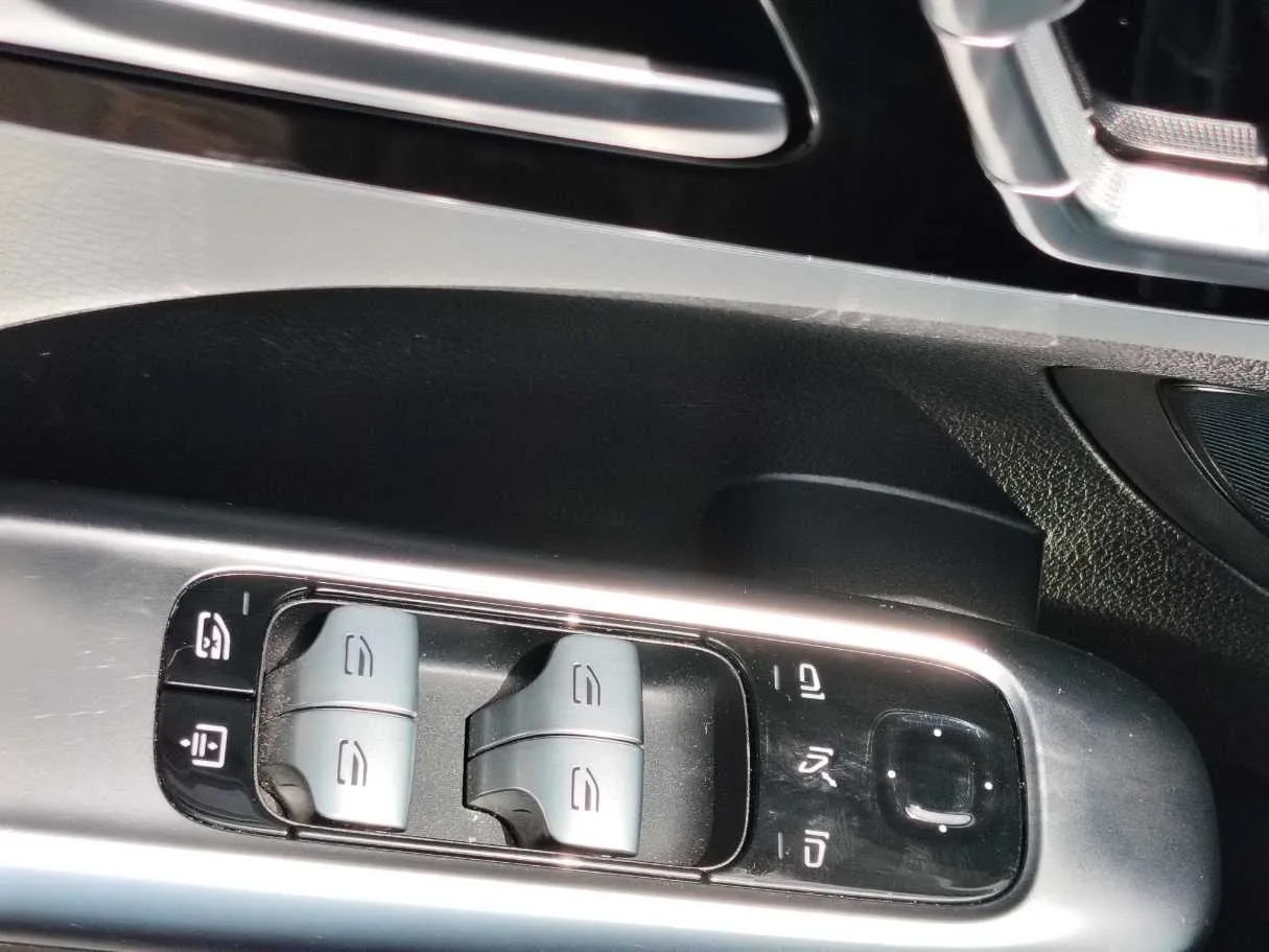 Car image 29