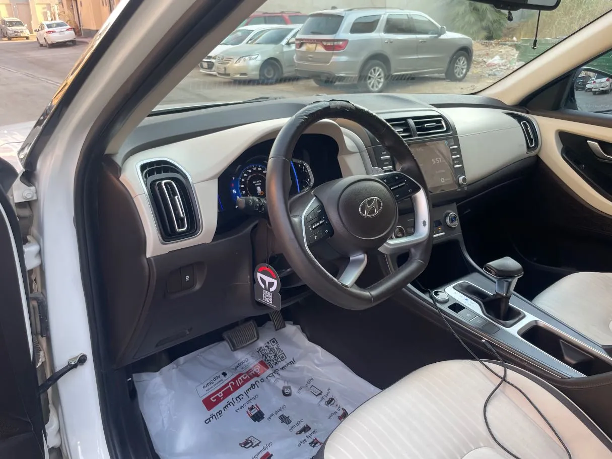 Car image 12