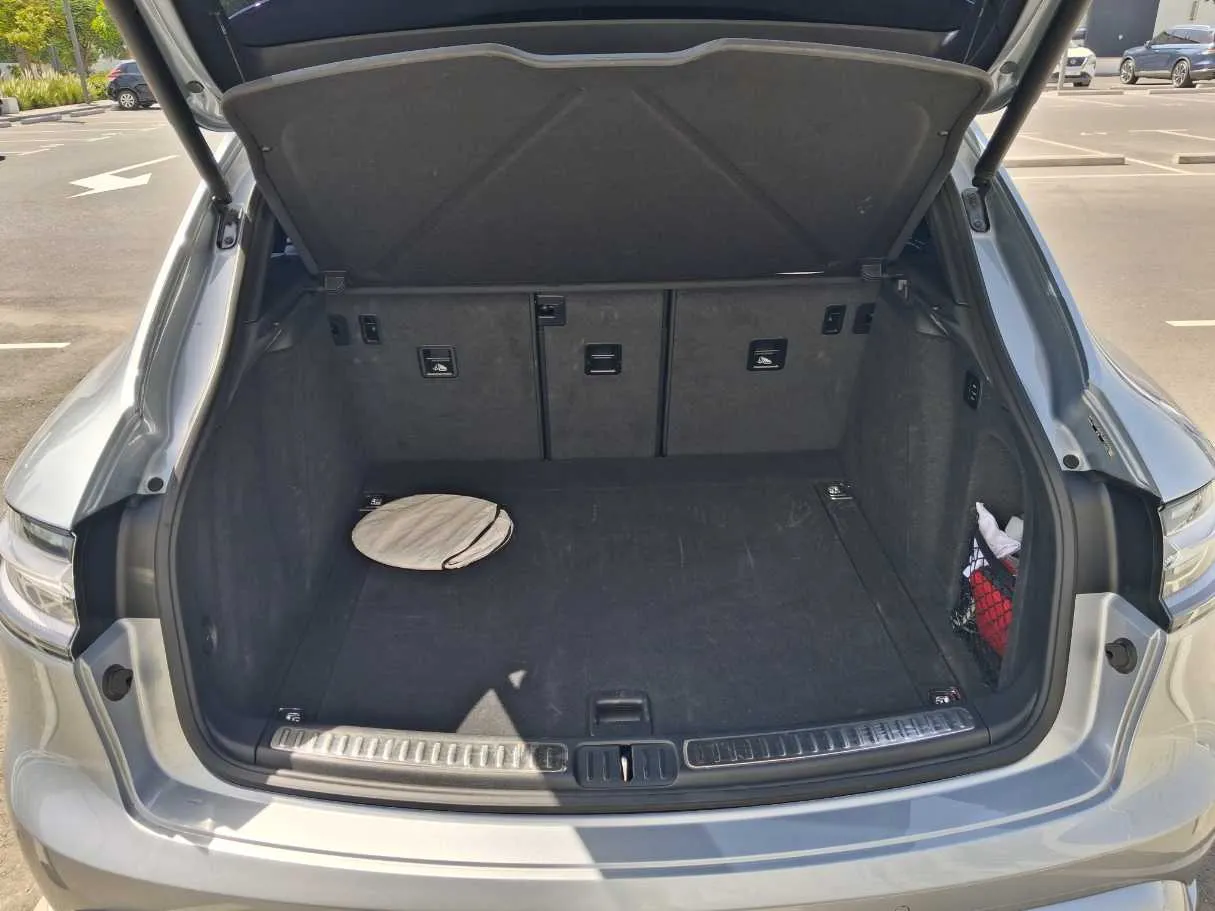 Car image 19