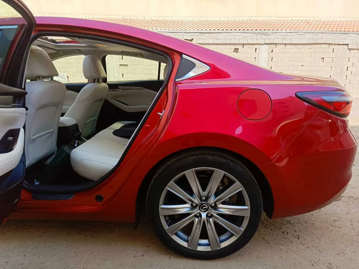 Car image 16