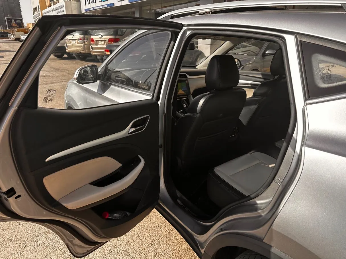 Car image 13