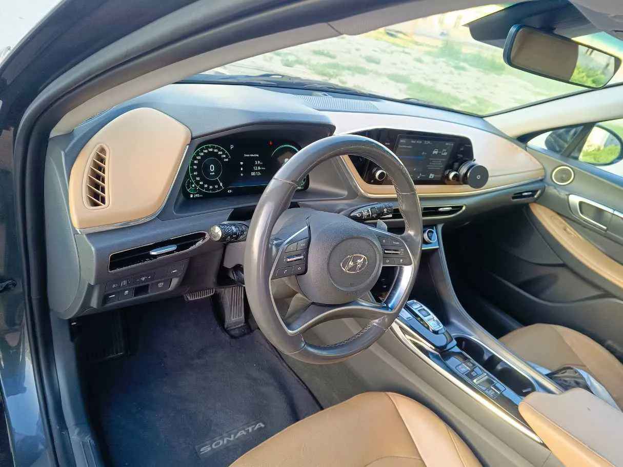 Car image 15
