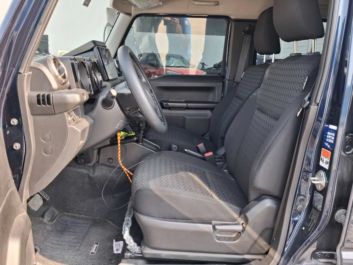 Car image 12
