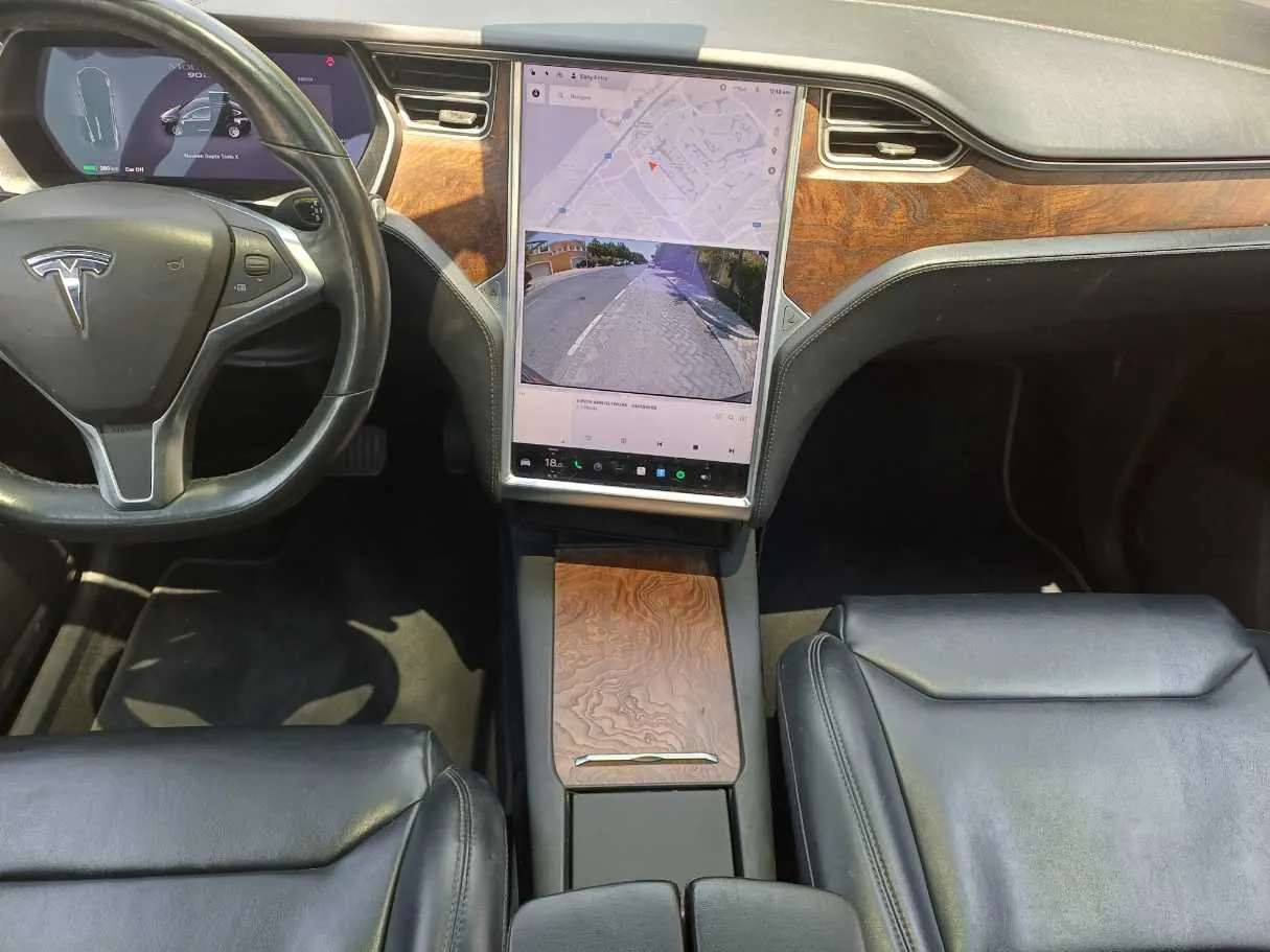 Car image 18