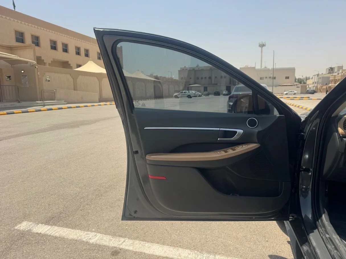 Car image 10
