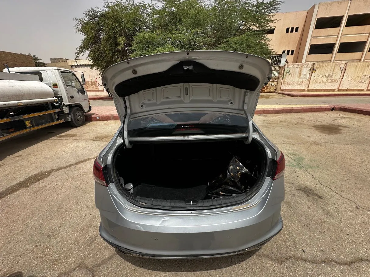 Car image 23