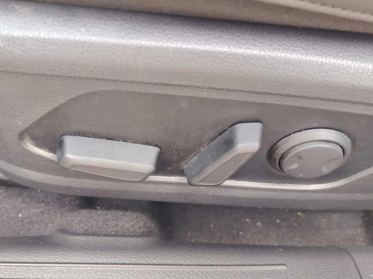 Car image 32