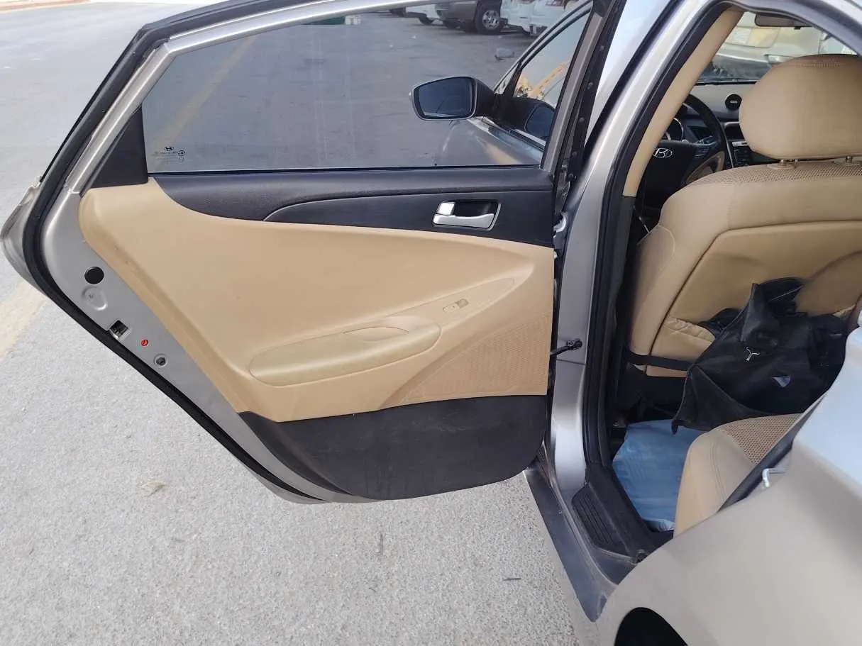 Car image 14