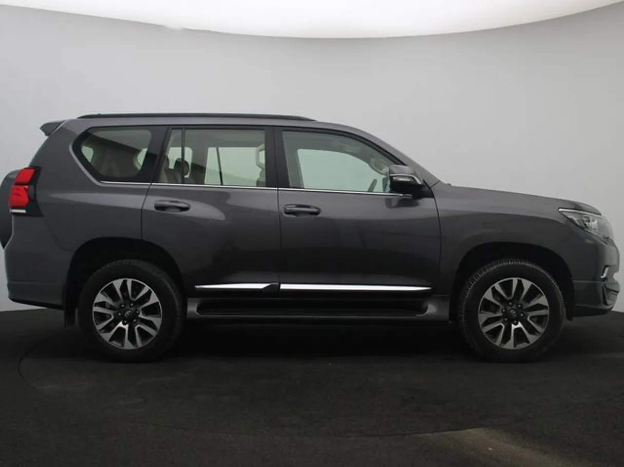 Car image 13