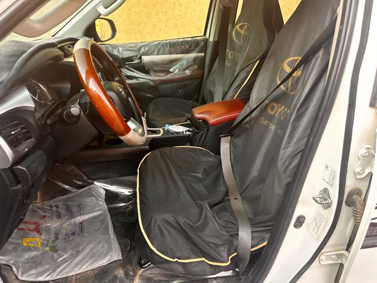 Car image 12