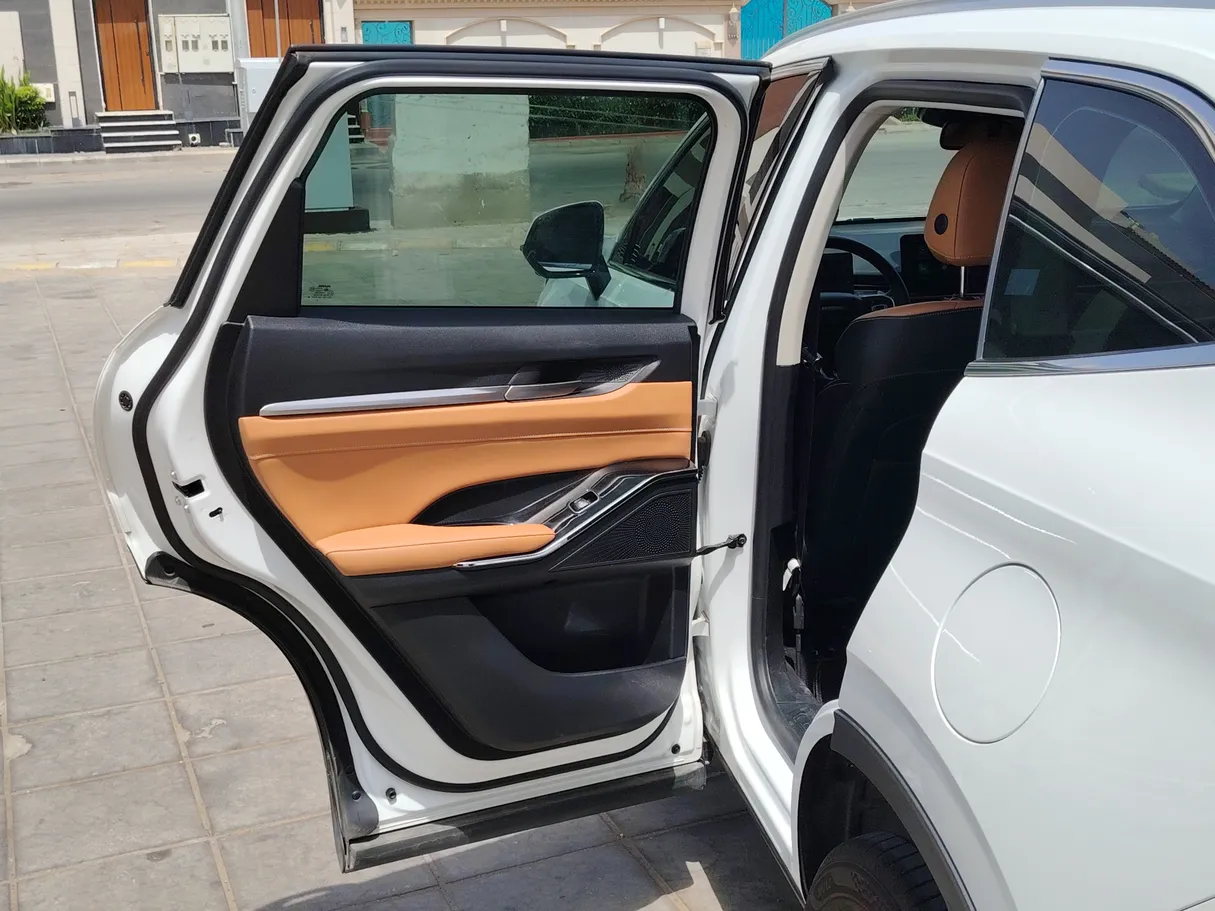 Car image 11