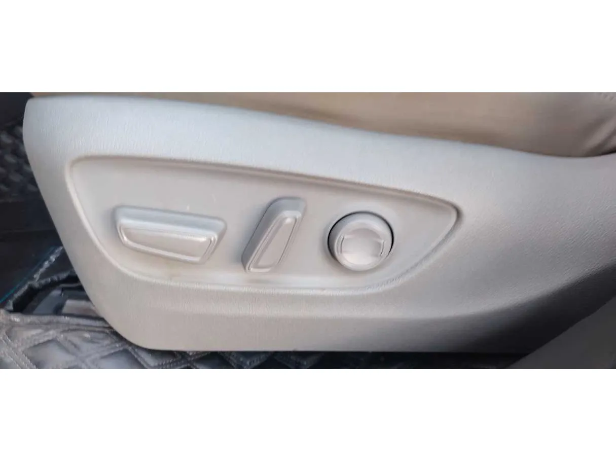 Car image 28