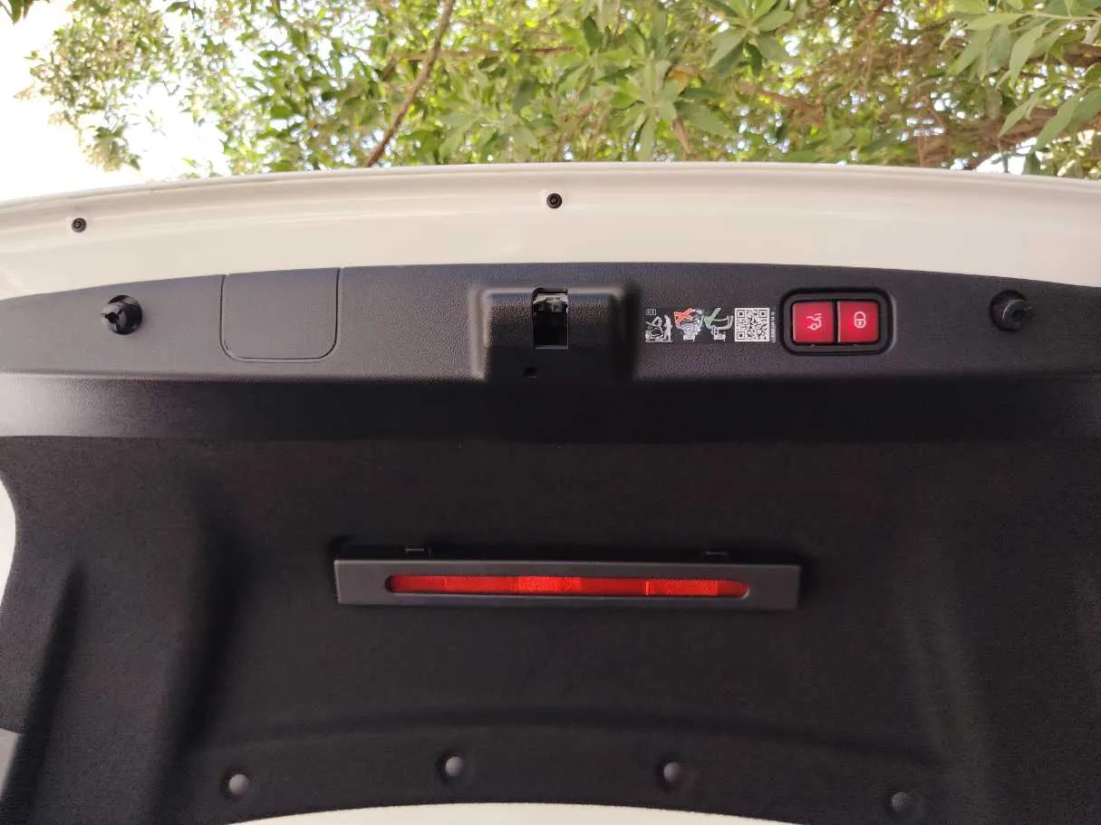 Car image 25