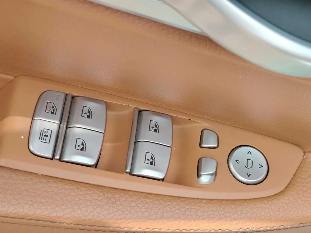 Car image 32