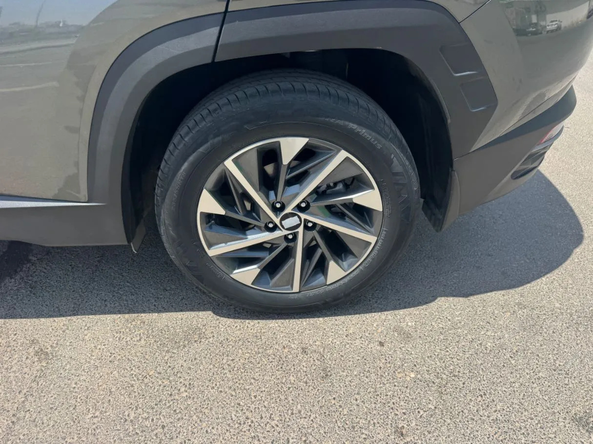 Car image 9