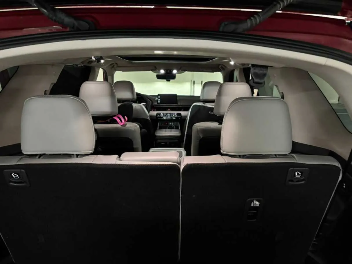 Car image 14