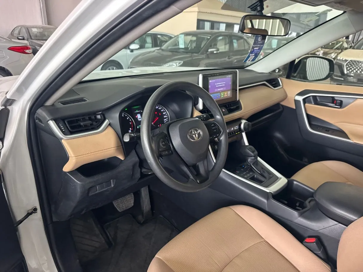 Car image 17