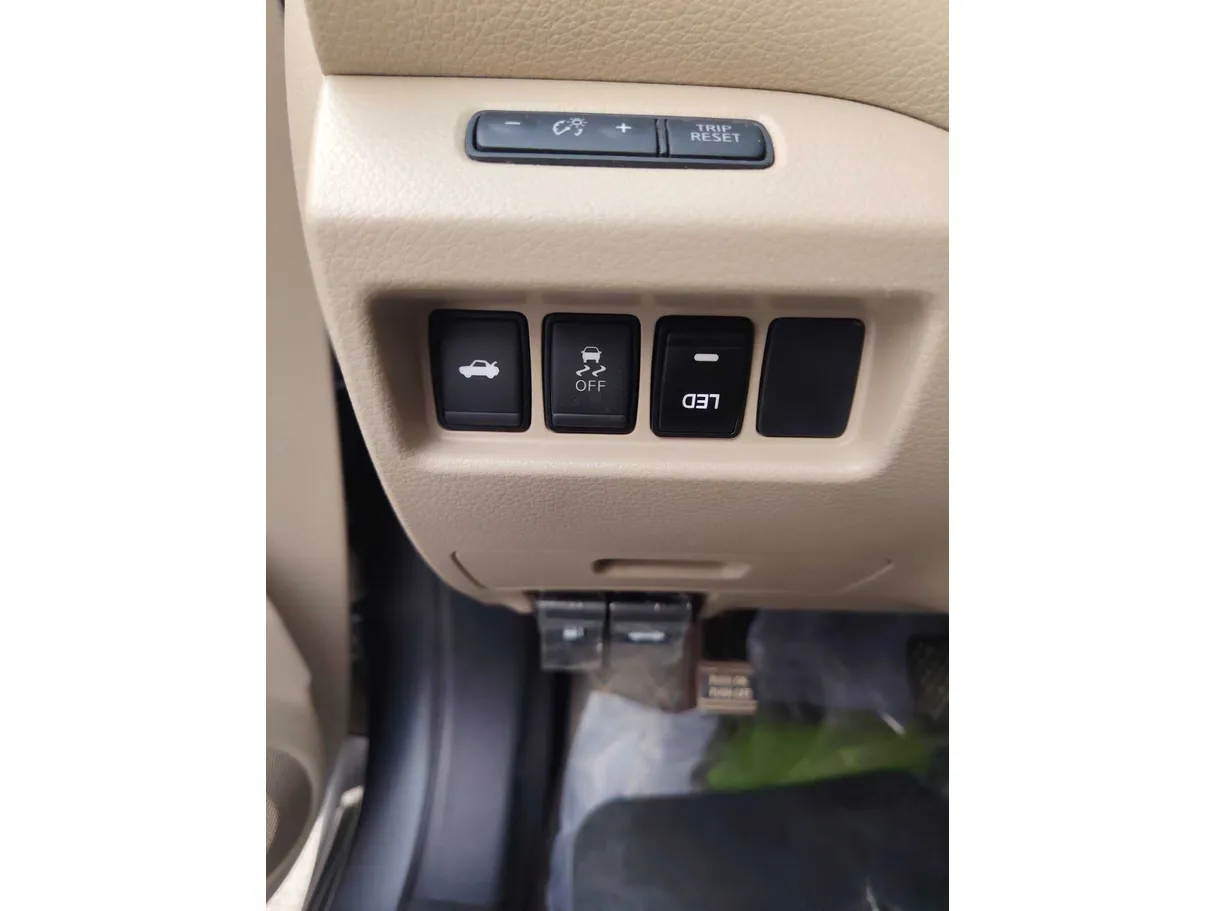 Car image 27