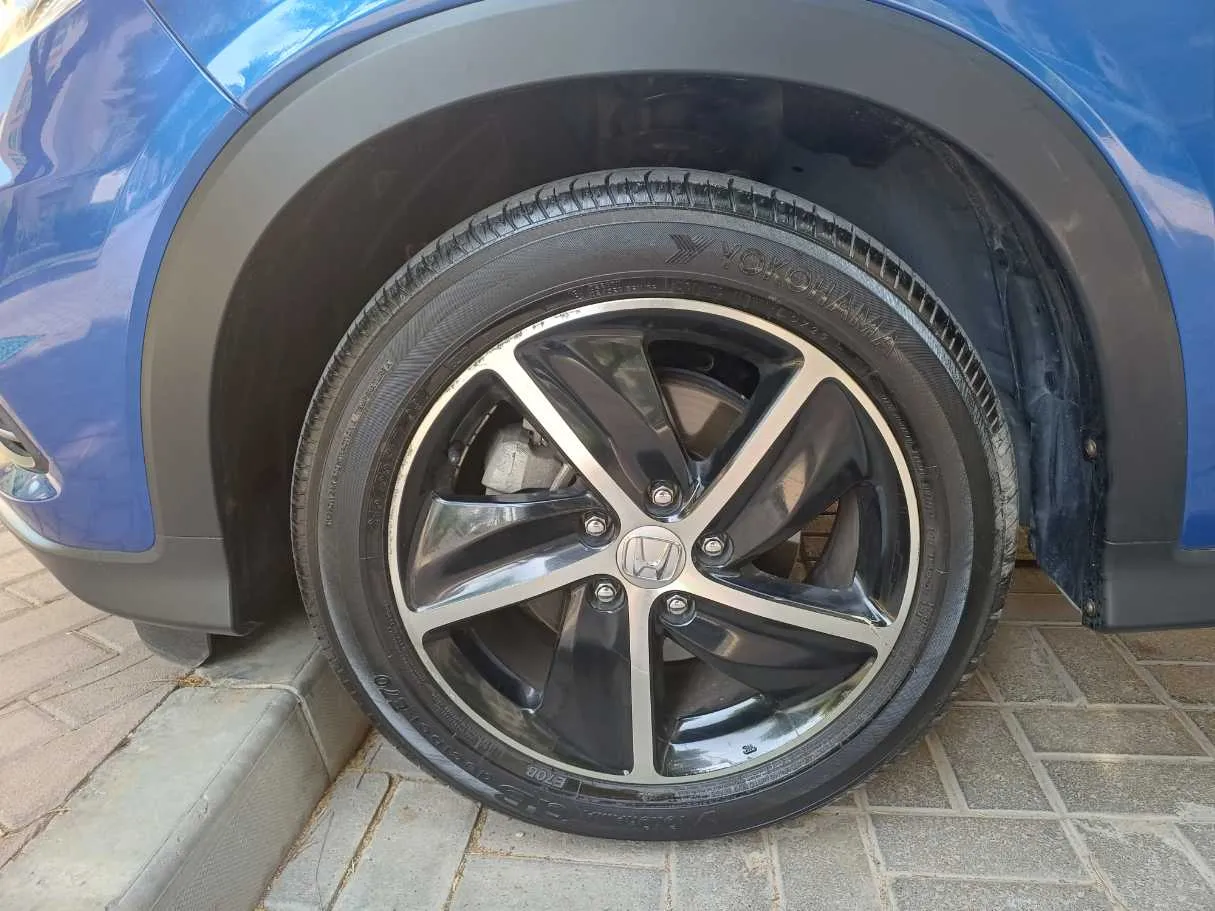 Car image 9