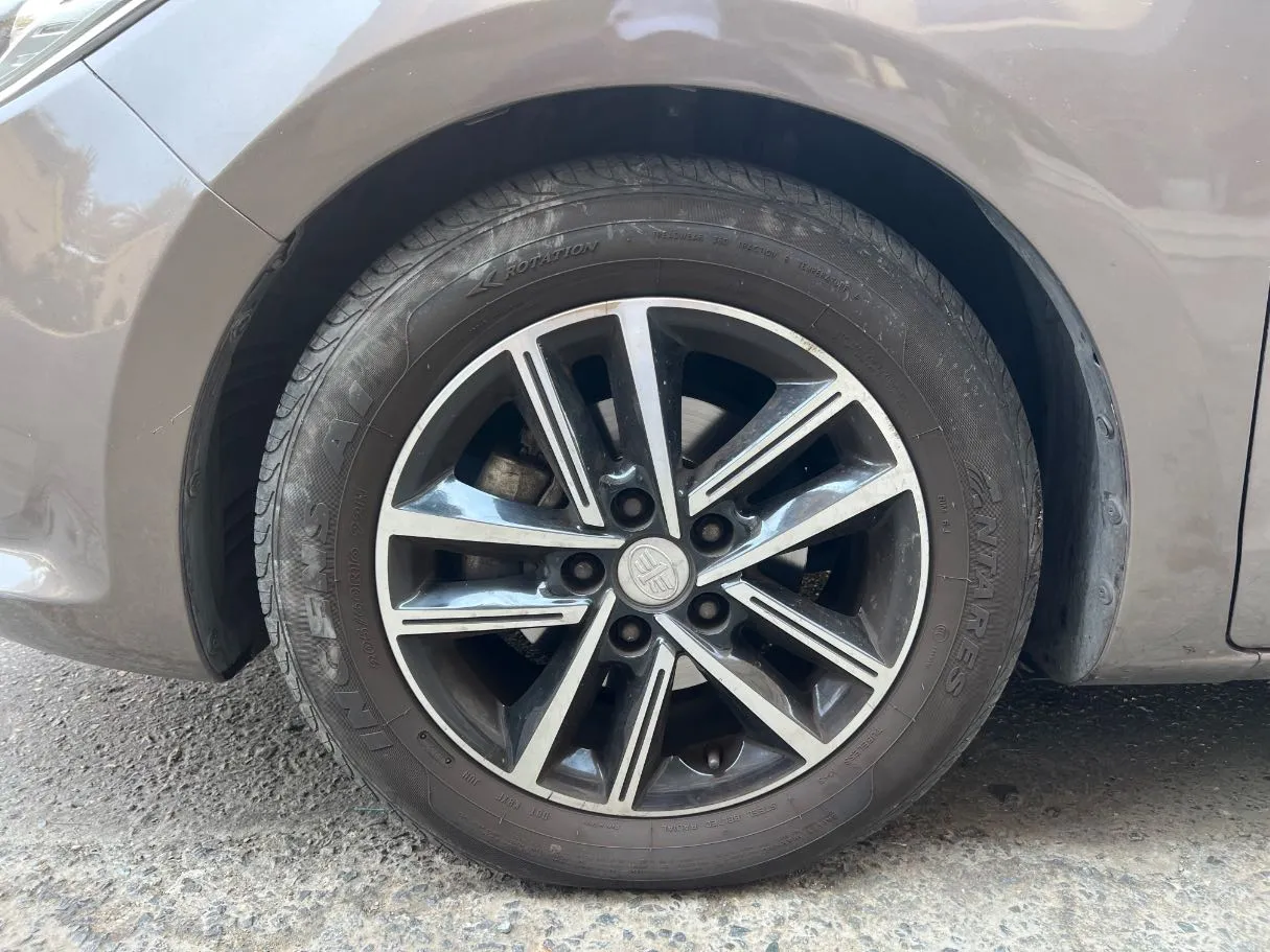 Car image 9