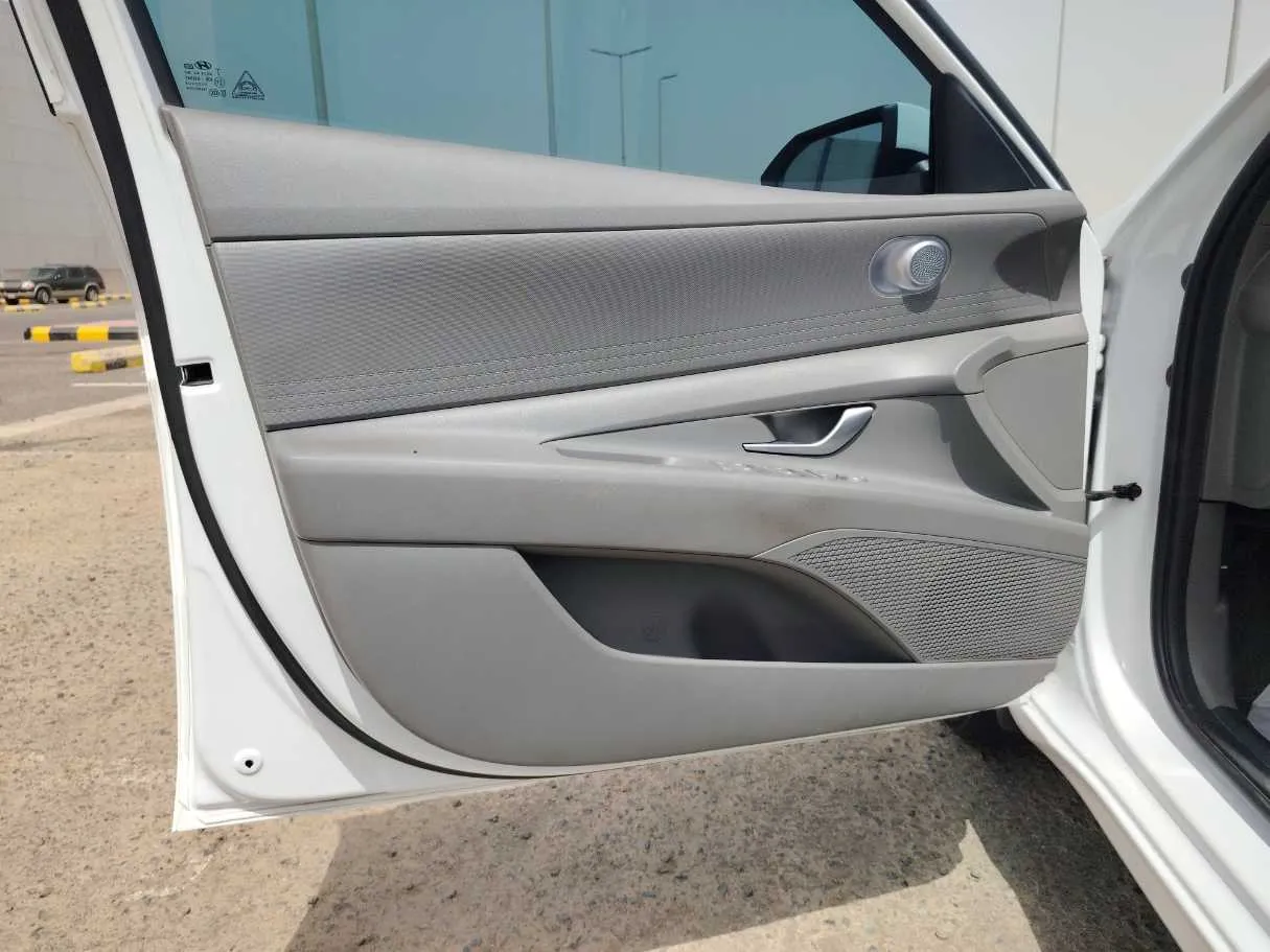 Car image 10
