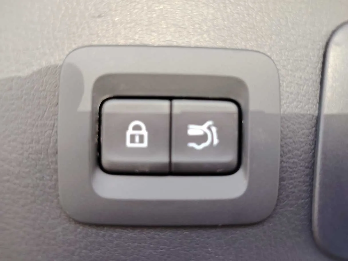 Car image 34