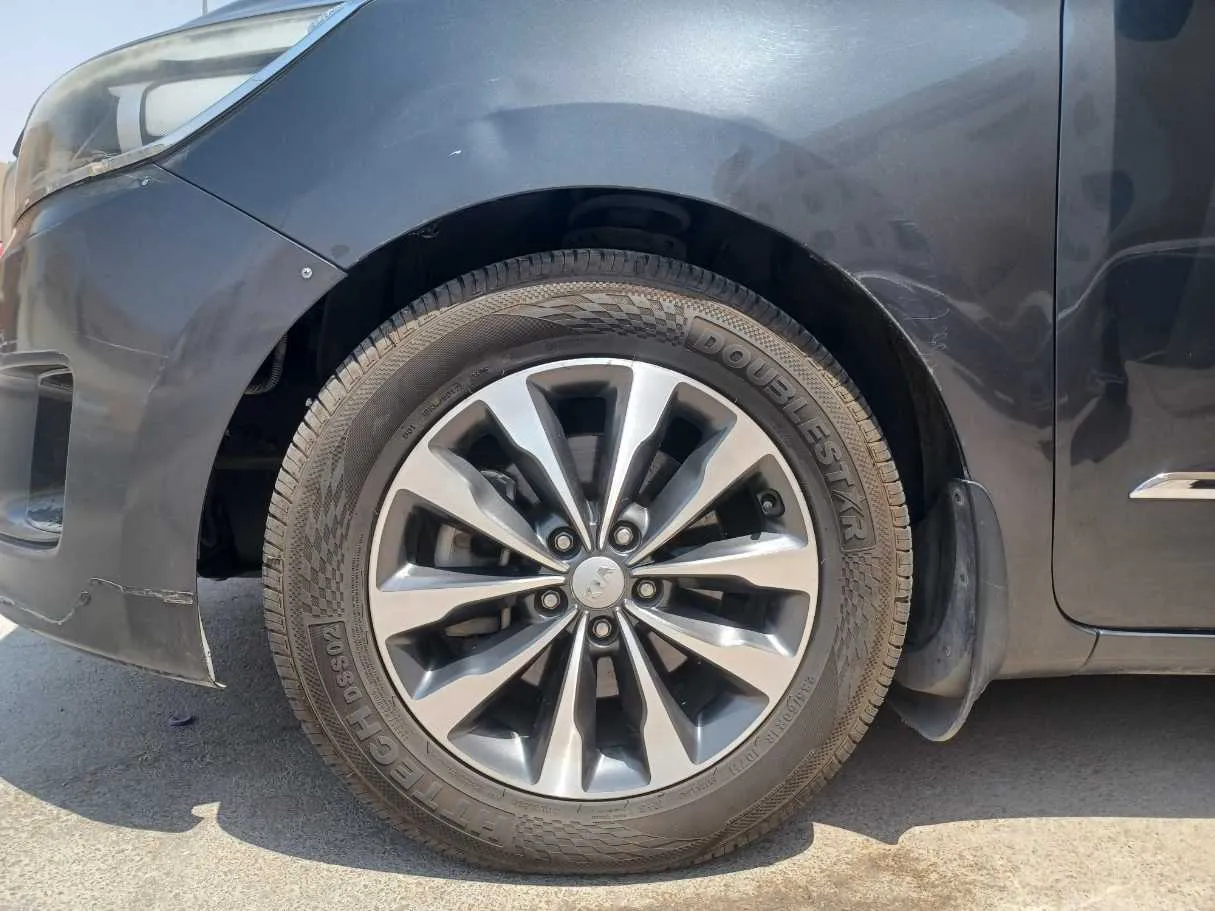 Car image 9