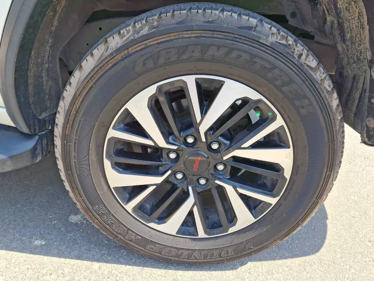 Car image 9
