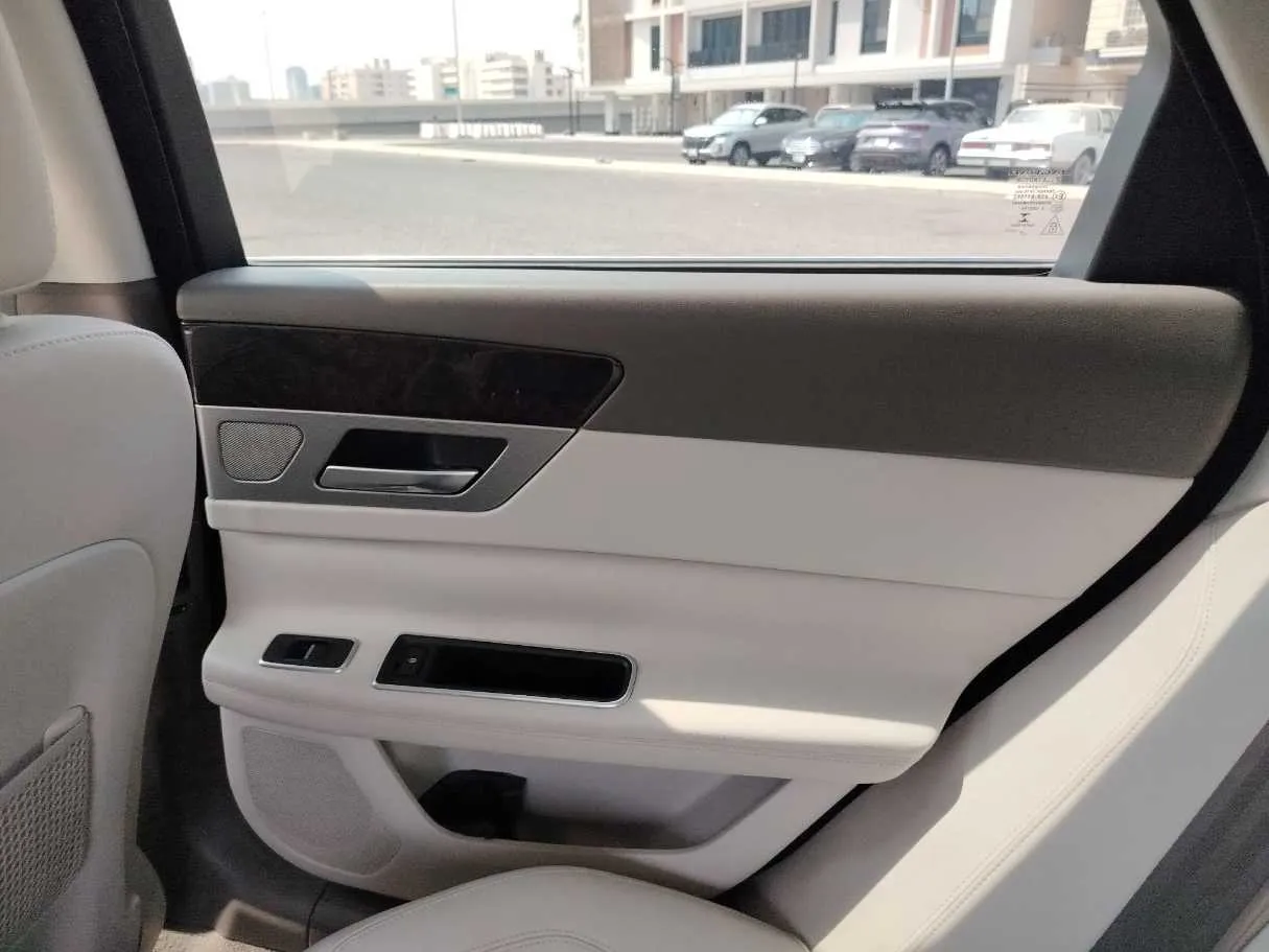 Car image 32