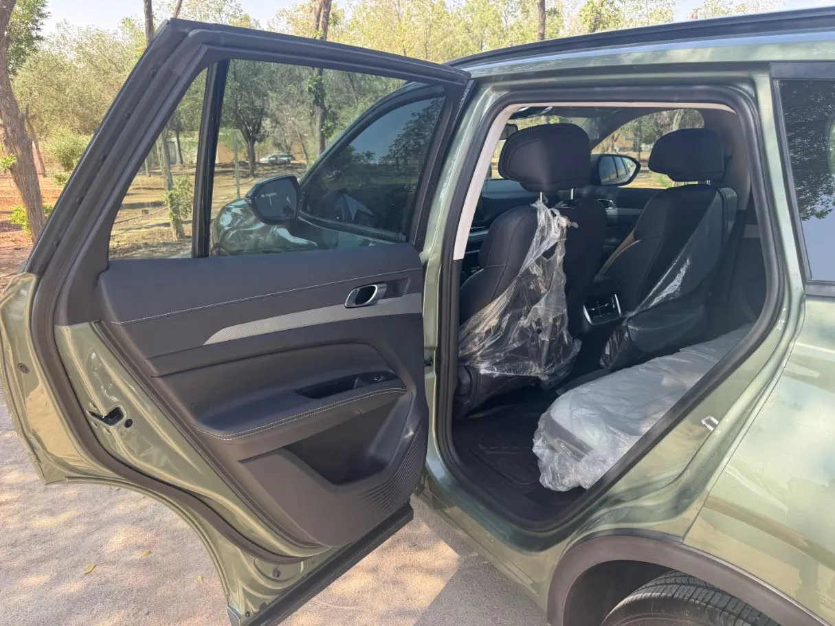 Car image 12