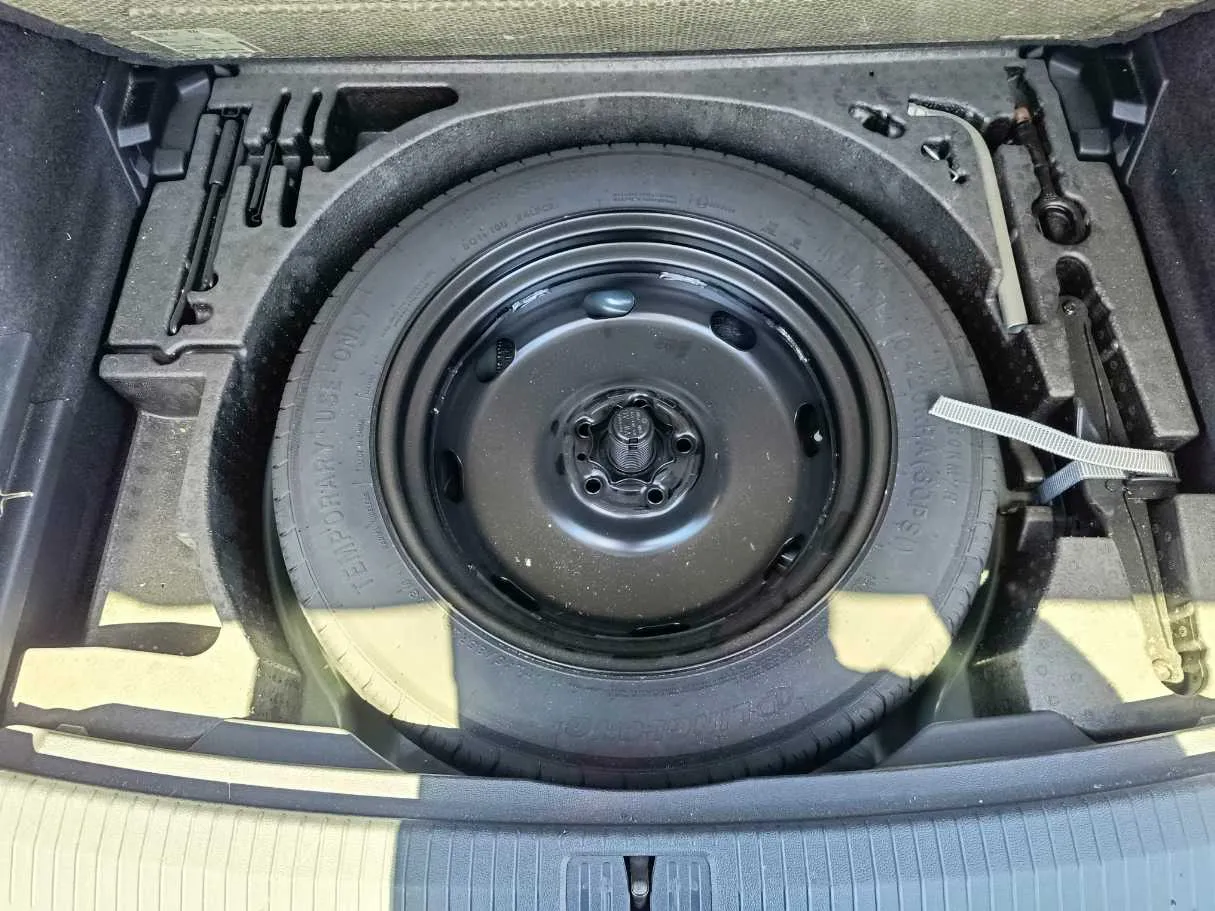 Car image 32