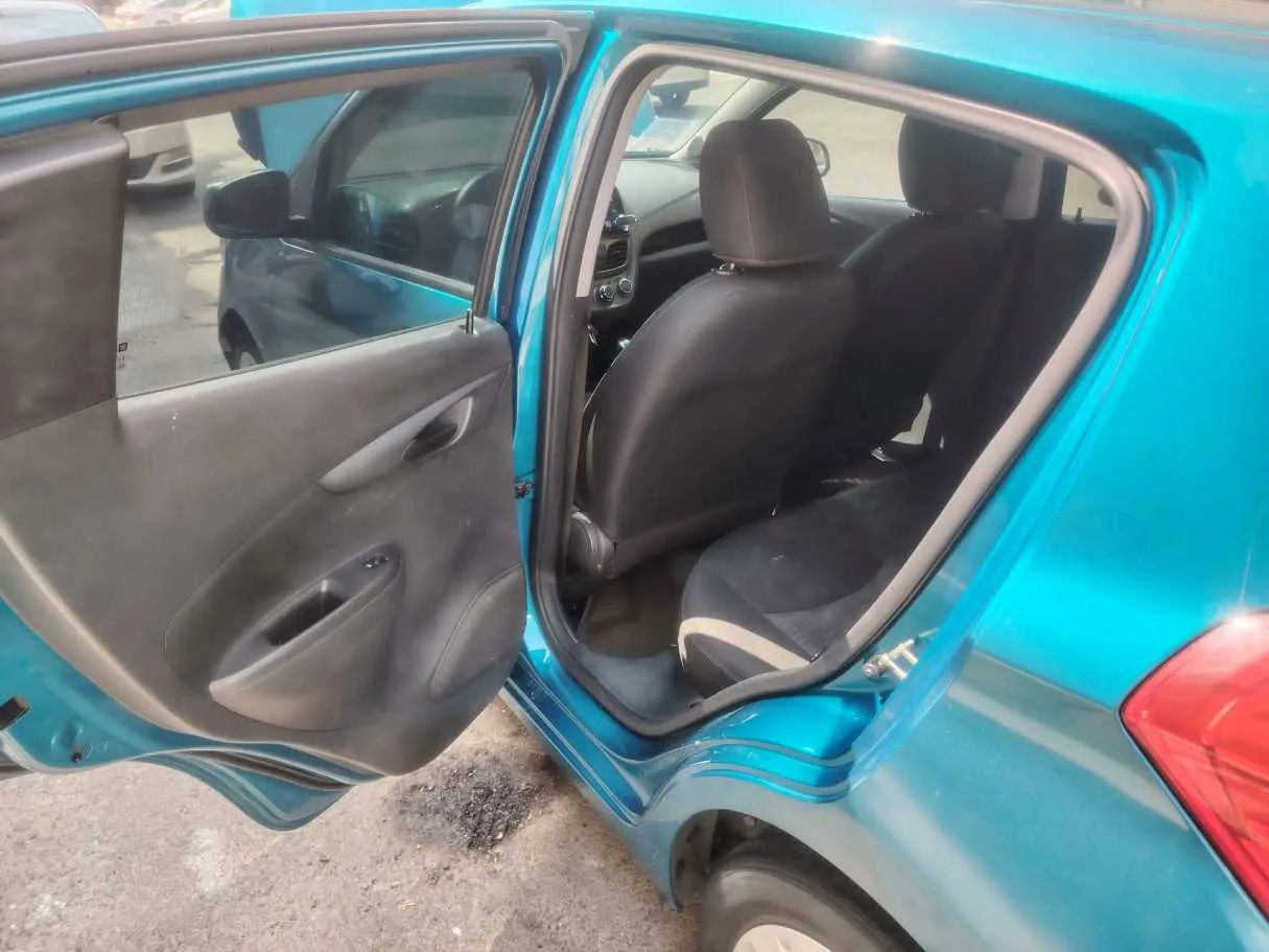 Car image 14