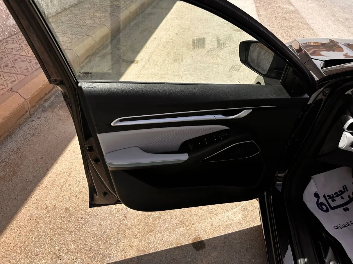 Car image 10
