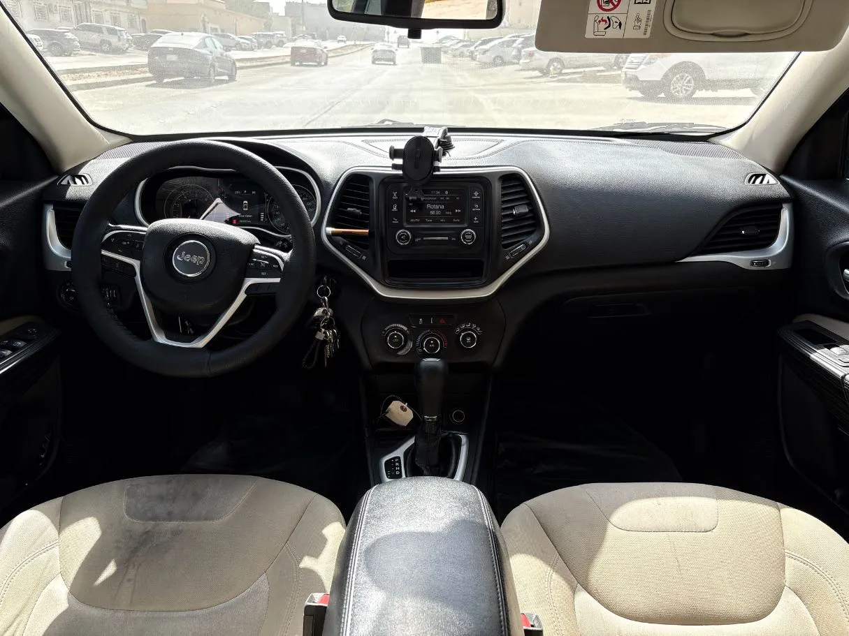 Car image 18
