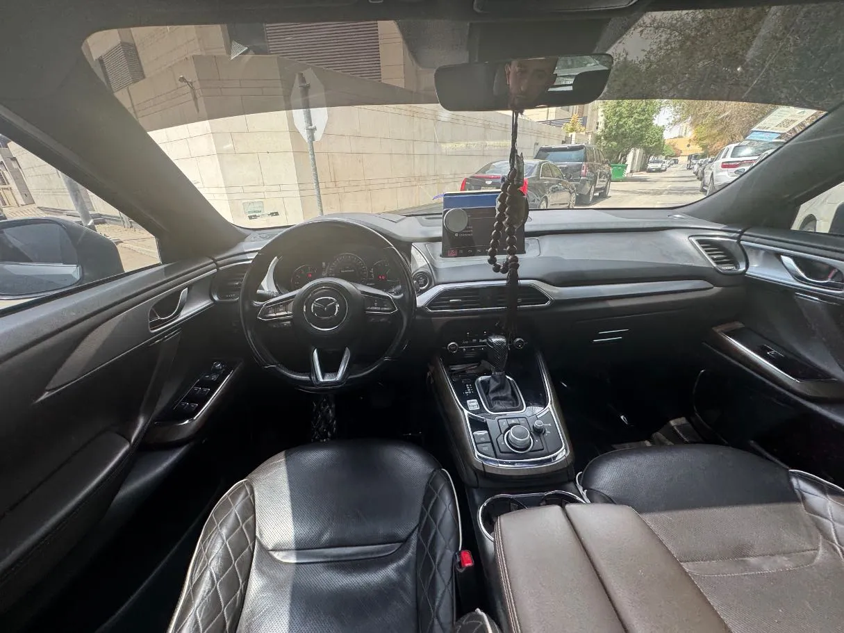 Car image 14