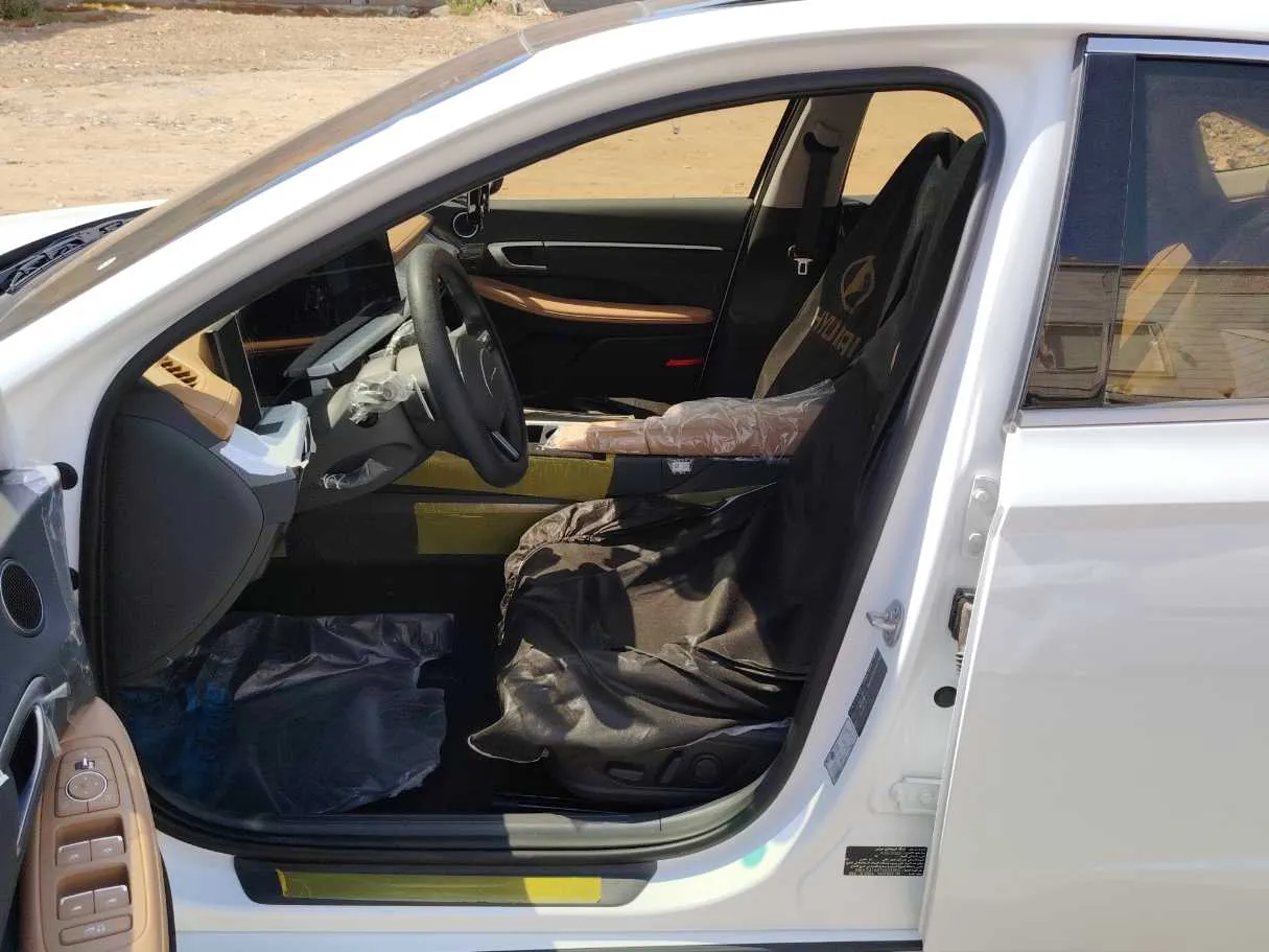 Car image 12