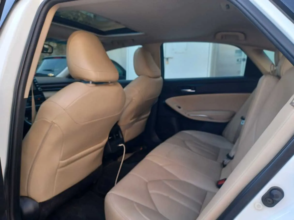 Car image 14