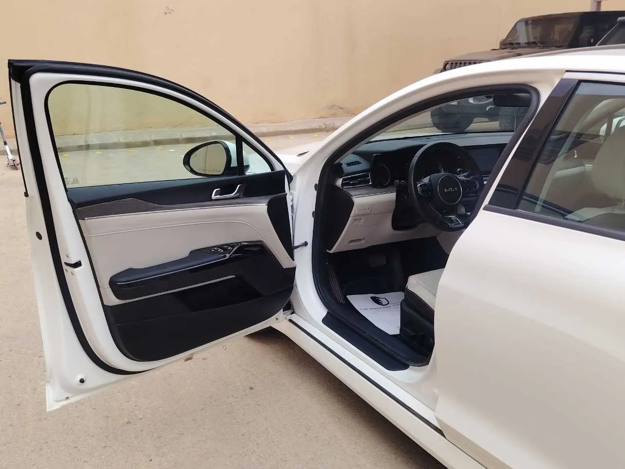 Car image 12