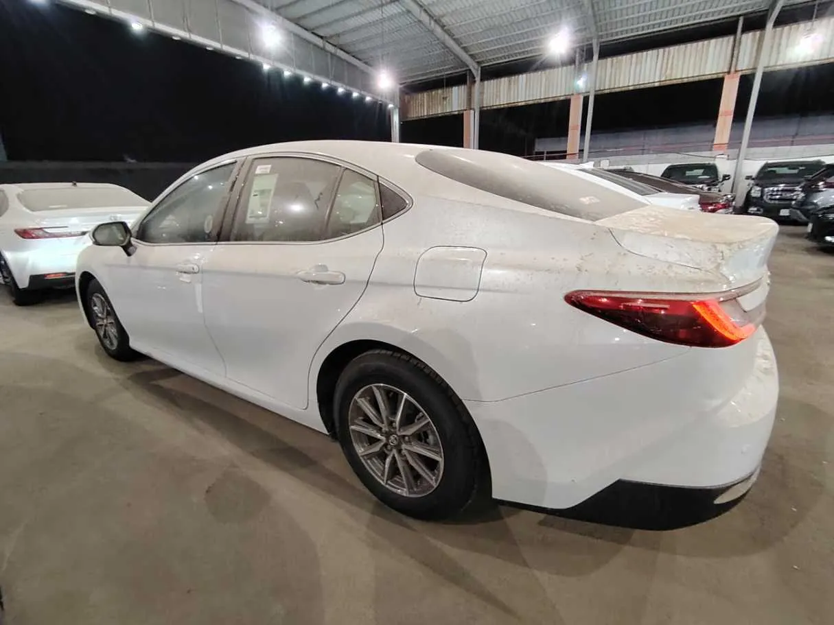Car image 8