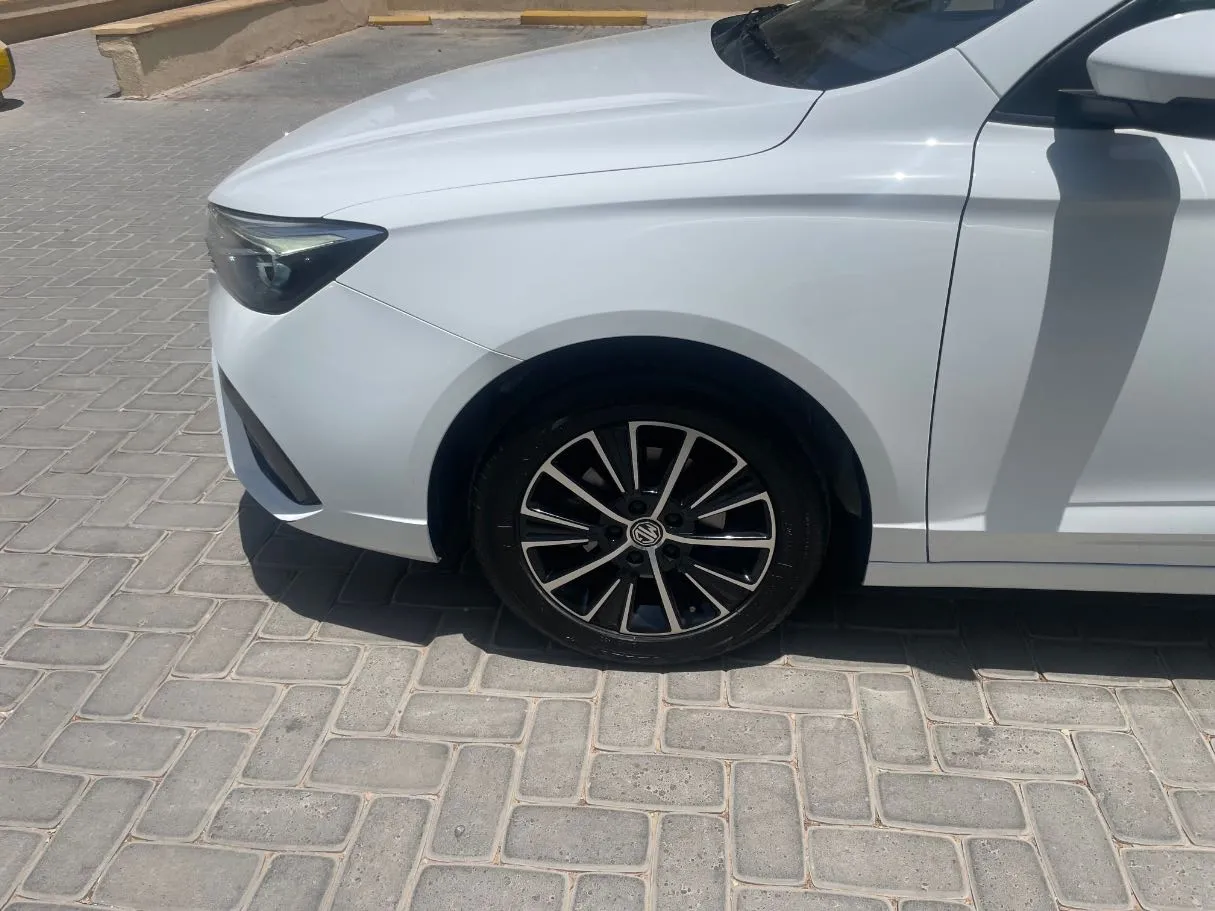 Car image 9